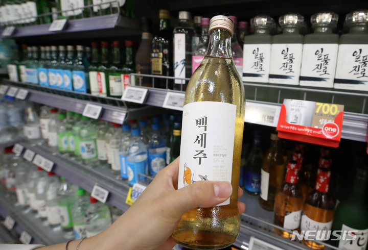 [서울=뉴시스] 조수정 기자 = 국순당 백세주가 1일부터 편의점 한병당 가격 4300원에서 4750원으로 450원 오른다. 사진은 1일 서울 시내 주류매대에 진열된 백세주. 2022.06.01. chocrystal@newsis.com