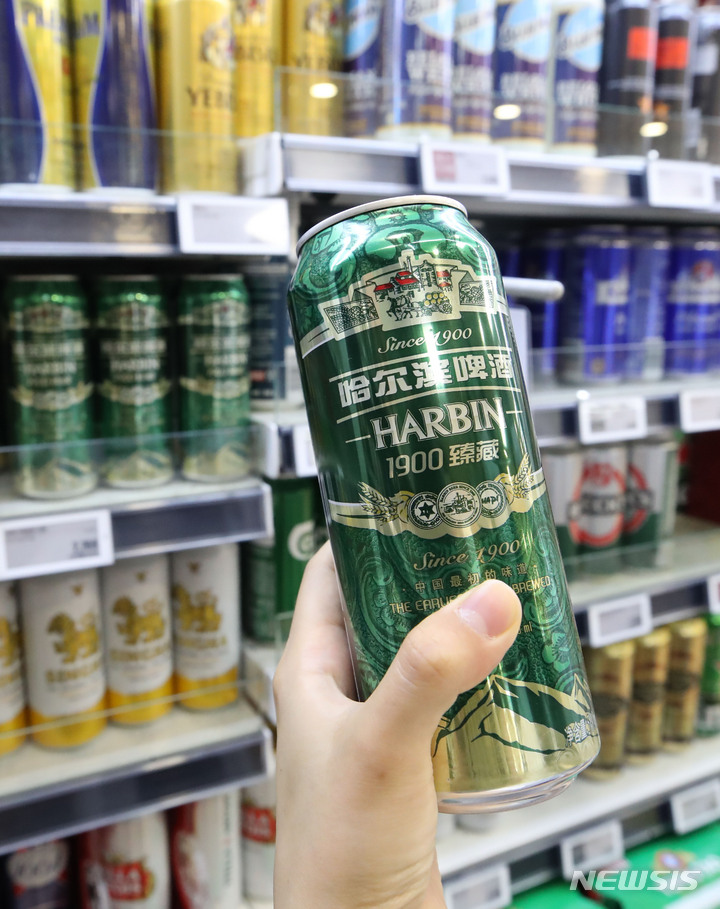 [서울=뉴시스] 조수정 기자 = 하얼빈 맥주도 여름 성수기인 6월부터 도매가격이 최대 12% 뛴다. 하얼빈 맥주 610ml(12개입) 도매가는 2만5000원에서 다음달 2만8000원으로 12% 오른다. 또 하얼빈 맥주캔 500ml(12개입) 도매가도 2만3650원에서 2만5000원으로 10.57% 인상된다. 사진은 1일 서울 시내 주류매대의 하얼빈 맥주. 2022.06.01. chocrystal@newsis.com