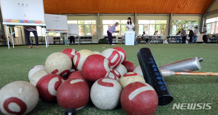 [세종=뉴시스] 강종민 기자 = 전국동시지방선거일인 1일 세종시 소정면 게이트볼장에서 유권자들이 소중한 한표를 행사하고 있다. 2022.06.01. ppkjm@newsis.com