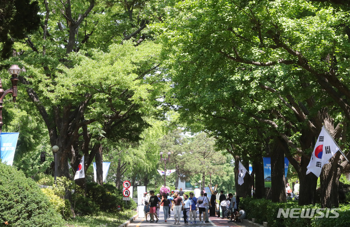 [서울=뉴시스] 배훈식 기자 = 제8회 전국동시지방선거일인 1일 오후 서울 종로구 청와대를 찾은 시민들이 차 없는 거리를 운영중인 청와대로를 걷고 있다. 2022.06.01. dahora83@newsis.com