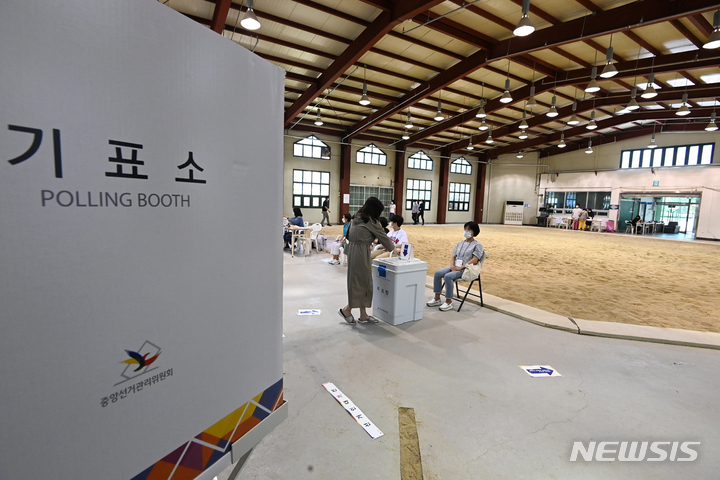 [성남=뉴시스] 김종택기자 = 제8회 전국동시지방선거일인 1일 오후 경기도 성남시 중원구 성남종합운동장 실내씨름장에 마련된 성남동 제2투표소에서 유권자들이 투표를 하고 있다. 2022.06.01. jtk@newsis.com