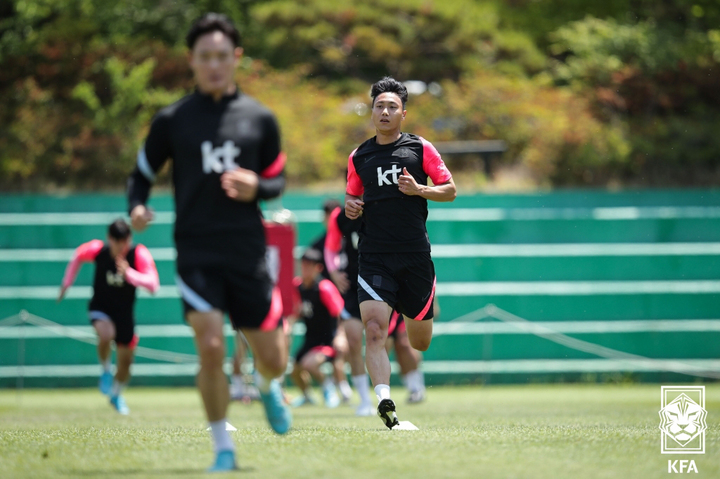 [서울=뉴시스] 남자축구대표팀 백승호가 1일 경기 파주시 파주트레이닝센터(NFC)에서 브라질전을 앞두고 훈련하고 있다. (사진=대한축구협회 제공) 2022.06.01. photo@newsis.com *재판매 및 DB 금지