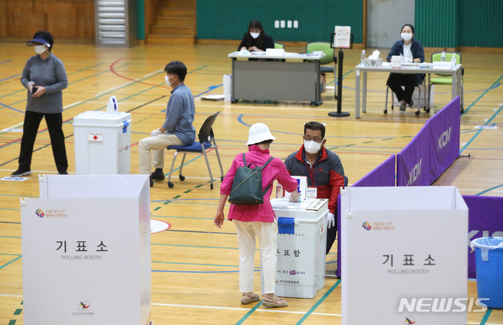 [제주=뉴시스] 우장호 기자 = 제8회 전국동시지방선거일인 1일 오후 제주시 한라중학교에 마련된 노형동 제5투표소에 유권자들의 발걸음이 이어지고 있다. 2022.06.01. woo1223@newsis.com