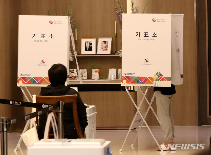 [서울=뉴시스] 추상철 기자 = 제8회 전국동시지방선거일인 지난 1일 오후 서울 강남구의 한 웨딩홀에 마련된 투표소에서 유권자가 소중한 한표를 행사하고 있다. 2022.06.01. scchoo@newsis.com