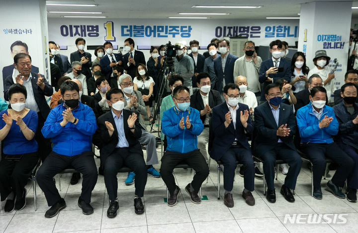 [인천=뉴시스] 이영환 기자 = 더불어민주당 이재명 인천 계양을 후보 캠프 관계자 및 지지자들이 1일 저녁 인천 계양구 선거사무소 상황실에서 6·1 지방선거 및 국회의원 보궐선거 출구 조사를 지켜보고 있다. (공동취재사진) 2022.06.01. photo@newsis.com