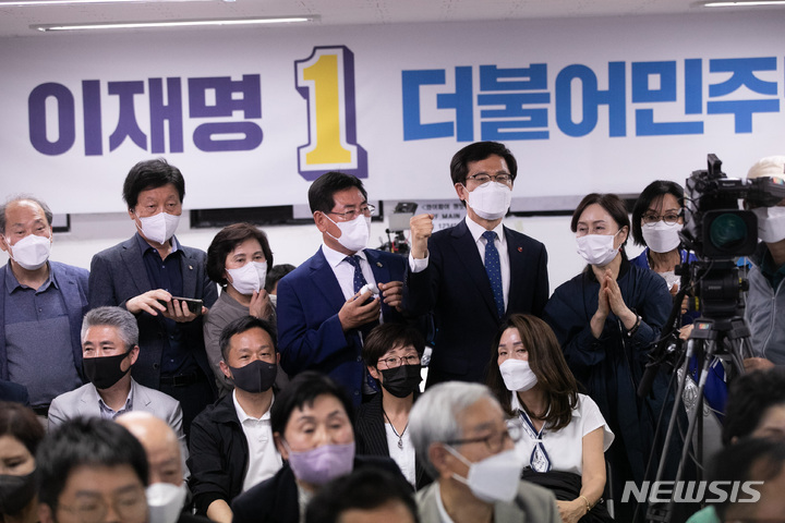 [인천=뉴시스] 이영환 기자 = 더불어민주당 이재명 인천 계양을 후보 캠프 관계자 및 지지자들이 1일 저녁 인천 계양구 선거사무소 상황실에서 6·1 지방선거 및 국회의원 보궐선거 출구 조사를 지켜보고 있다. (공동취재사진) 2022.06.01. photo@newsis.com