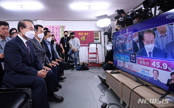 [인천=뉴시스] 이영환 기자 = 윤형선 국민의힘 인천 계양을 국회의원 보궐선거 후보가 1일 오후 인천 계양구 선거캠프에 마련된 개표상황실에서 출구조사 결과를 지켜보고 있다. (공동취재사진) 2022.06.01. photo@newsis.com