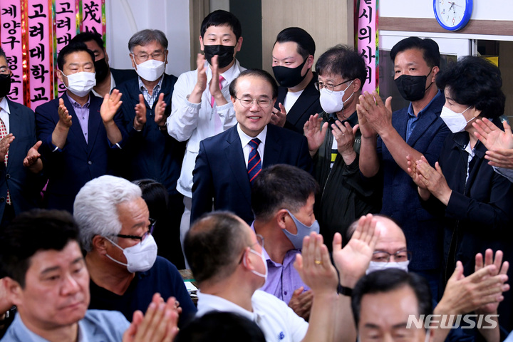 [인천=뉴시스] 이영환 기자 = 윤형선 국민의힘 인천 계양을 국회의원 보궐선거 후보가 1일 오후 인천 계양구 선거캠프에 마련된 개표상황실에 들어서고 있다. (공동취재사진) 2022.06.01. photo@newsis.com