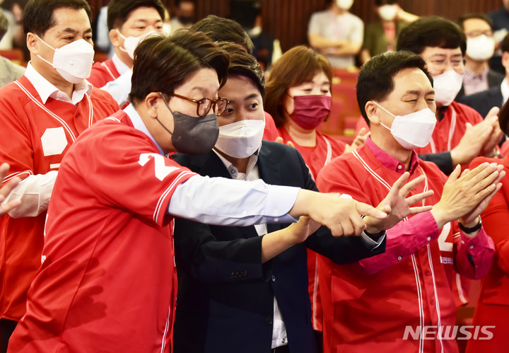 [서울=뉴시스] 전진환 기자 = 제8회 전국동시자방선거(국회의원 보궐선거) 당일인 1일 이준석 상임선대위원장, 권성동-김기현 공동선대위원장 등 인사들이 서울 여의도 국회 도서관 대강당에 마련된 국민의힘 개표상황실을 방문, 출구조사를 시청하고 있다. (공동취재사진) 2022.06.01. photo@newsis.com