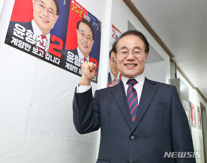 [인천=뉴시스] 이영환 기자 = 윤형선 국민의힘 인천 계양을 국회의원 보궐선거 후보가 1일 오후 인천 계양구 선거캠프에 마련된 개표상황실로 들어서며 파이팅을 외치고 있다. (공동취재사진) 2022.06.01. photo@newsis.com