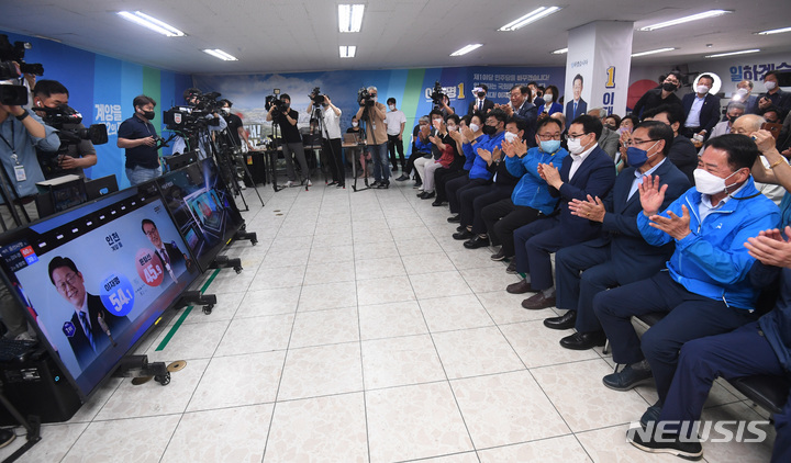 [인천=뉴시스] 이영환 기자 = 더불어민주당 이재명 인천 계양을 후보 캠프 관계자 및 지지자들이 1일 오후 인천 계양구 선거사무소 상황실에서 6·1 지방선거 및 국회의원 보궐선거 출구 조사를 지켜보고 있다. (공동취재사진) 2022.06.01. photo@newsis.com