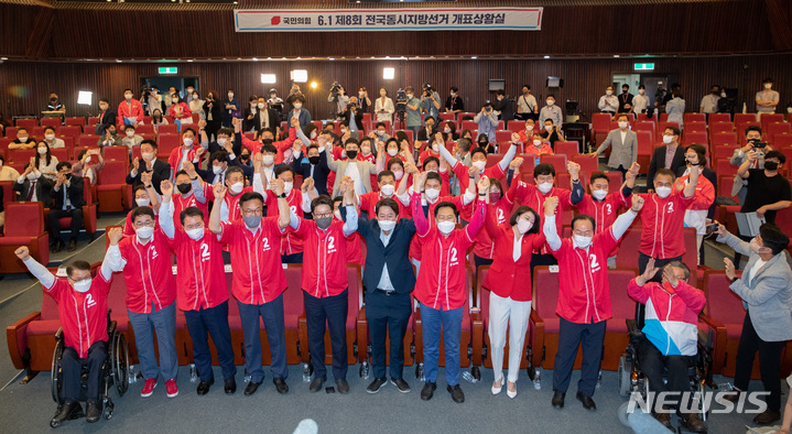 [서울=뉴시스] 고범준 기자 = 이준석 국민의힘 대표와 권성동 원내대표 등 당 지도부가 1일 오후 서울 여의도 국회도서관에 마련된 제8회 전국동시지방선거 개표상황실에서 출구조사를 지켜보며 기뻐하고 있다. (공동취재사진) 2022.06.01. photo@newsis.com