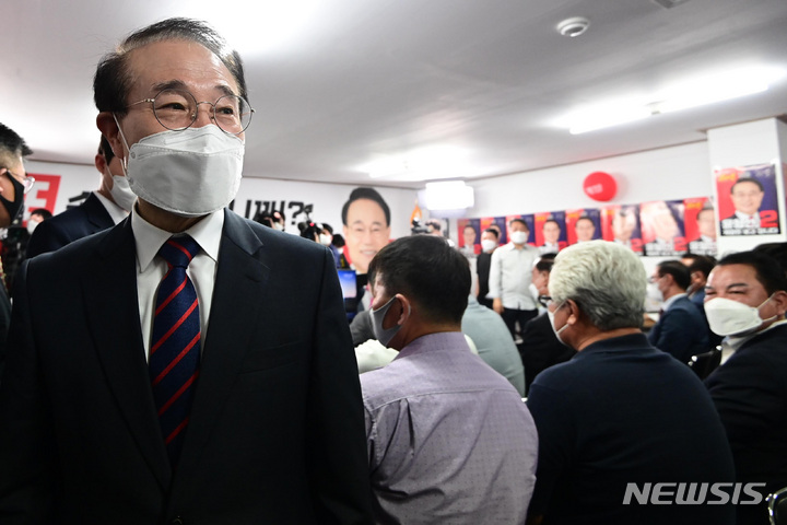 [인천=뉴시스] 이영환 기자 = 윤형선 국민의힘 인천 계양을 국회의원 보궐선거 후보가 1일 오후 인천 계양구 선거캠프에서 출구조사를 결과를 확인한 후 이동하고 있다. (공동취재사진) 2022.06.01. photo@newsis.com