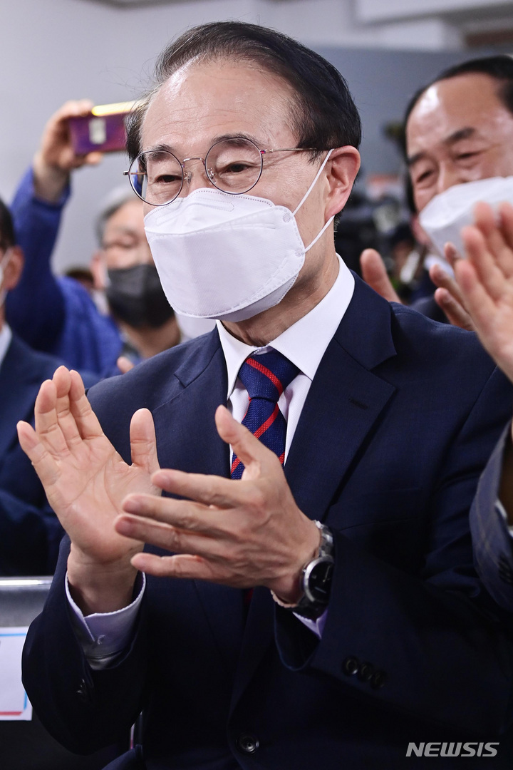 [인천=뉴시스] 이영환 기자 = 윤형선 국민의힘 인천 계양을 국회의원 보궐선거 후보가 1일 오후 인천 계양구 선거캠프에서 출구조사를 지켜보고 있다. (공동취재사진) 2022.06.01. photo@newsis.com