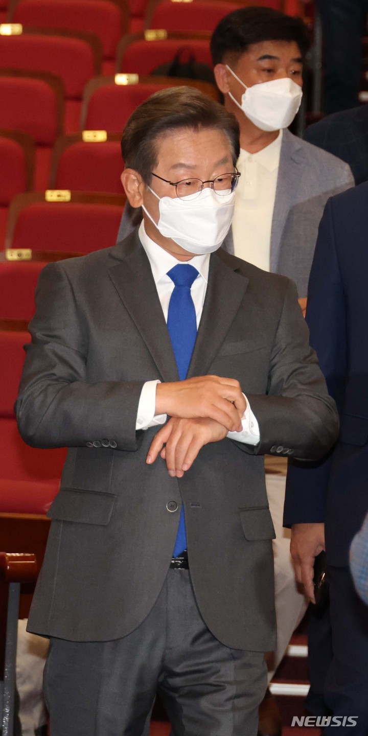 [서울=뉴시스] 전진환 기자 = 이재명 더불어민주당 총괄선대위원장이 제8회 전국동시자방선거(국회의원 보궐선거) 당일인 1일 서울 여의도 국회의원회관에 마련된 더불어민주당 개표상황실에 전국지방선거와 보궐선거 출구조사 방송보도 보기 위해 들어오고 있다. (공동취재사진) 2022.06.01. photo@newsis.com