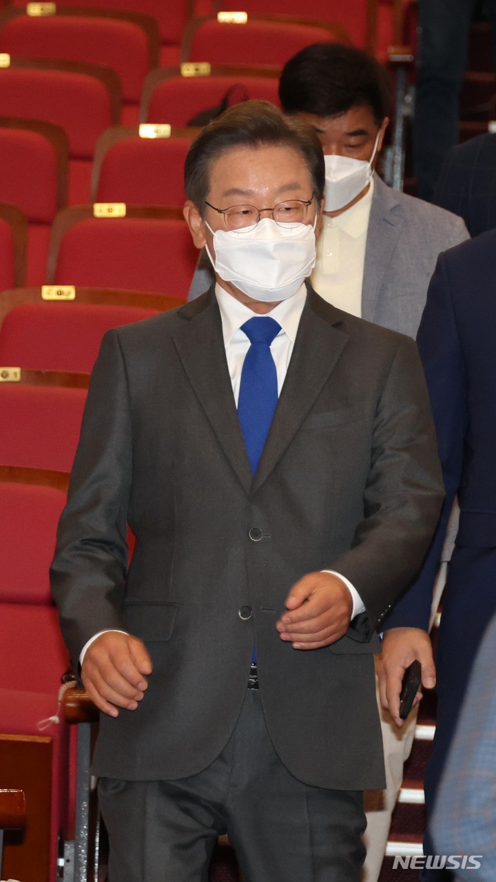 [서울=뉴시스] 전진환 기자 = 이재명 더불어민주당 총괄선대위원장이 제8회 전국동시자방선거(국회의원 보궐선거) 당일인 1일 서울 여의도 국회의원회관에 마련된 민주당 개표상황실에서 전국지방선거와 보궐선거 출구조사 방송보도를 지켜보고 있다. (공동취재사진) 2022.06.01. photo@newsis.com