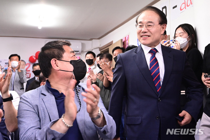 [인천=뉴시스] 이영환 기자 = 윤형선 국민의힘 인천 계양을 국회의원 보궐선거 후보가 1일 오후 인천 계양구 선거캠프로 들어서고 있다. (공동취재사진) 2022.06.01. photo@newsis.com