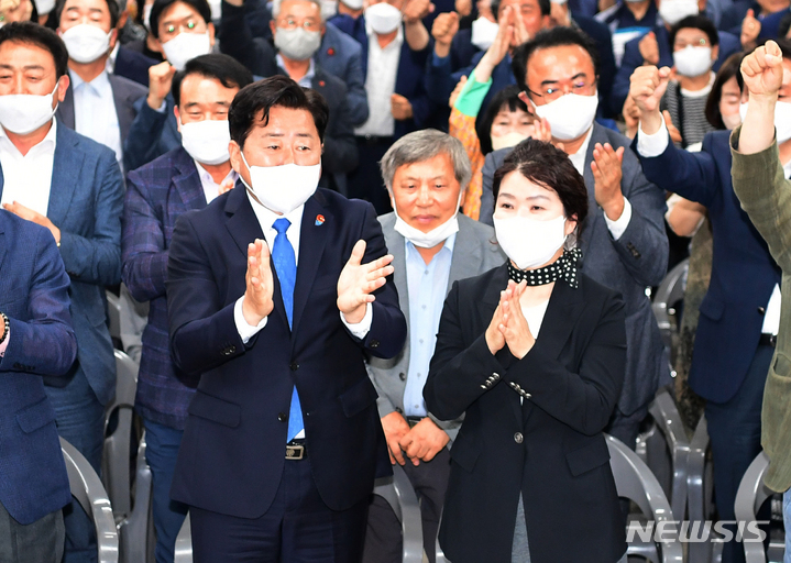 [제주=뉴시스] 우장호 기자 = 오영훈 더불어민주당 제주도지사 후보가 1일 오후 제주시 연동에 위치한 선거사무소에서 출구 조사 결과가 우세한 것으로 나오자 부인 박선희(오른쪽)씨와 함께 기뻐하고 있다. 2022.06.01. woo1223@newsis.com