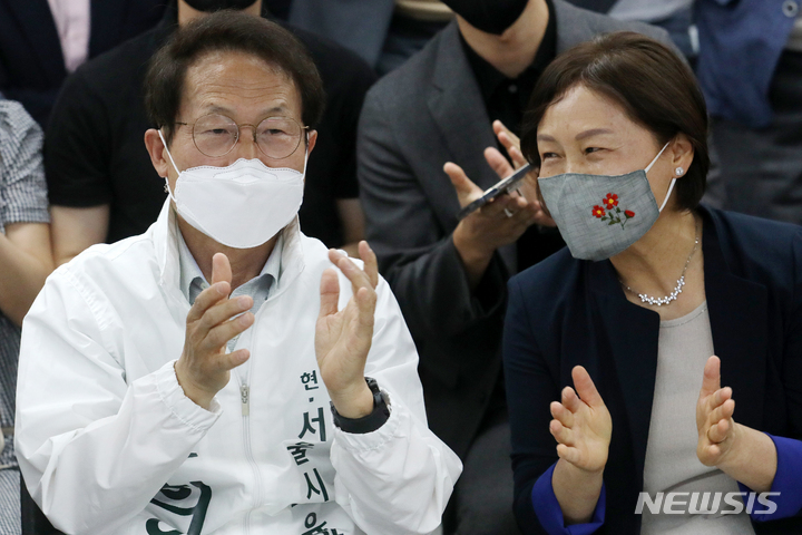 [서울=뉴시스] 조성우 기자 = 조희연 서울시교육감 후보가 제8회 전국동시지방선거일인 지난 1일 오후 서울 서대문구 선거사무소에서 방송 3사 출구조사 결과를 지켜보며 박수치고 있다. 2022.06.02. xconfind@newsis.com