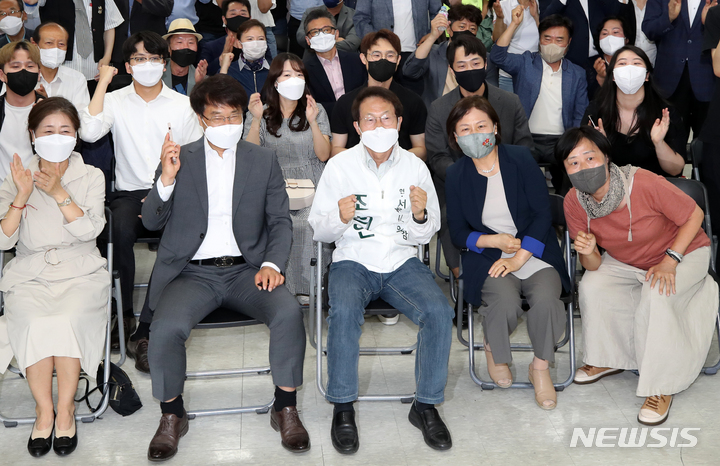 [서울=뉴시스] 조성우 기자 = 조희연 서울시교육감 후보가 제8회 전국동시지방선거일인 1일 오후 서울 서대문구 선거사무소에서 방송 3사 출구조사 결과를 지켜보고 있다. 2022.06.01. xconfind@newsis.com