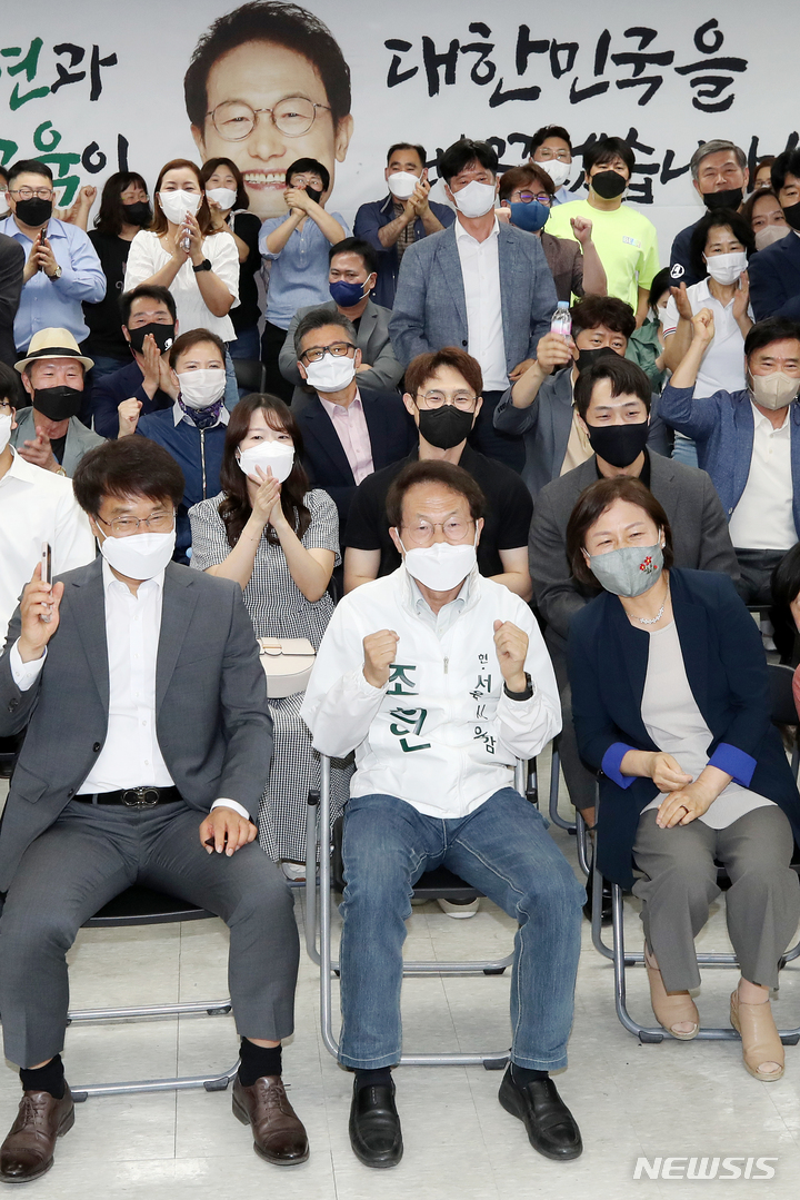 [서울=뉴시스] 조성우 기자 = 조희연 서울시교육감 후보가 제8회 전국동시지방선거일인 지난 1일 오후 서울 서대문구 선거사무소에서 방송 3사 출구조사 결과를 지켜보고 있다. 2022.06.02. xconfind@newsis.com