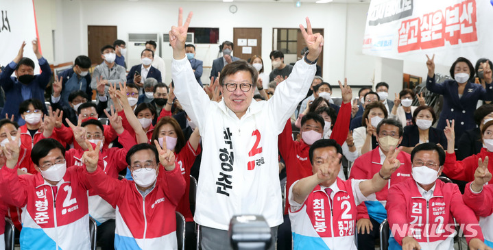 [부산=뉴시스] 하경민 기자 = 제8회 전국동시지방선거일인 1일 오후 부산 수영구 국민의힘 부산시당에서 박형준 부산시장 후보 등이 방송사 출구조사 결과가 발표되자 환호하고 있다. 2022.06.01. yulnetphoto@newsis.com