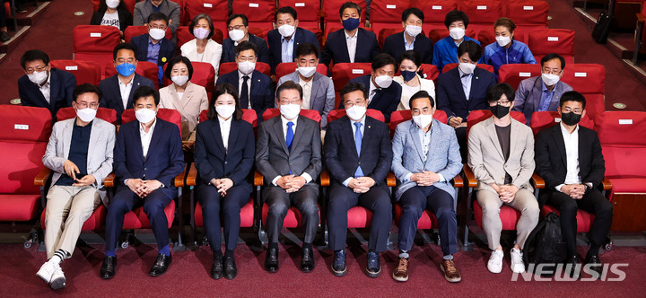 [서울=뉴시스] 고범준 기자 = 이재명 더불어민주당 총괄선거대책위원장을 비롯한 당 지도부가 1일 서울 여의도 국회 의원회관에 마련된 개표상황실에서 출구조사 방송을 시청하고 있다. (공동취재사진) 2022.06.01. photo@newsis.com