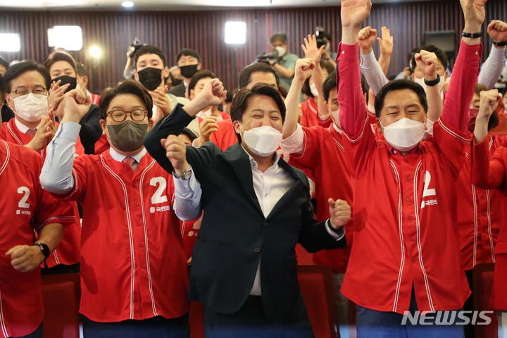 [서울=뉴시스] 전진환 기자 = 국민의힘 이준석 대표와 권성동 원내대표가 지난 1일 서울 여의도 국회도서관에 마련된 ‘국민의힘 제8회 지방선거 개표상황실’에서 이준석 국민의힘 대표와 권성동 원내대표 등 참석자들이 출구조사 결과를 시청하며 환호하고 있다.  (공동취재사진) 2022.06.01. photo@newsis.com