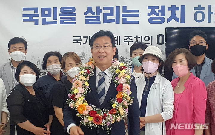 [광주=뉴시스] 6·1 지방선거 더불어민주당 박병규 광주 광산구청장 후보가 1일 오후 광주 광산구 선거사무실에서 당선을 확정 지은 직후 기념 촬영을 하고 있다. 박 당선인은 이번 광산구청장 선거에서 단독 후보로 등록해, 투표 종료와 함께 당선이 확정됐다. (사진=박병규 후보 선거캠프 제공) 2022.06.01. photo@newsis.com