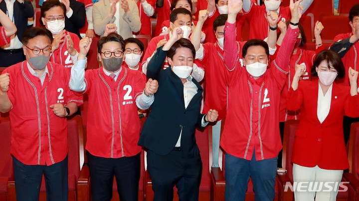 [서울=뉴시스] 김선웅 기자 = 이준석 국민의힘 대표를 비롯한 당 지도부들이 1일 오후 서울 여의도 국회 도서관에 마련된 제8회 전국동시지방선거 개표상황실에서 출구조사 결과를 보며 환호하고 있다. (공동취재사진) 2022.06.01. photo@newsis.com