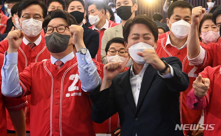 [서울=뉴시스] 김선웅 기자 = 1일 서울 여의도 국회도서관에 마련된 ‘국민의힘 제8회 지방선거 개표상황실’에서 이준석 상임선대위원장과 권성동 공동선대위원장 등 참석자들이 출구조사 결과를 보며 환호하고 있다. (공동취재사진) 2022.06.01. photo@newsis.com