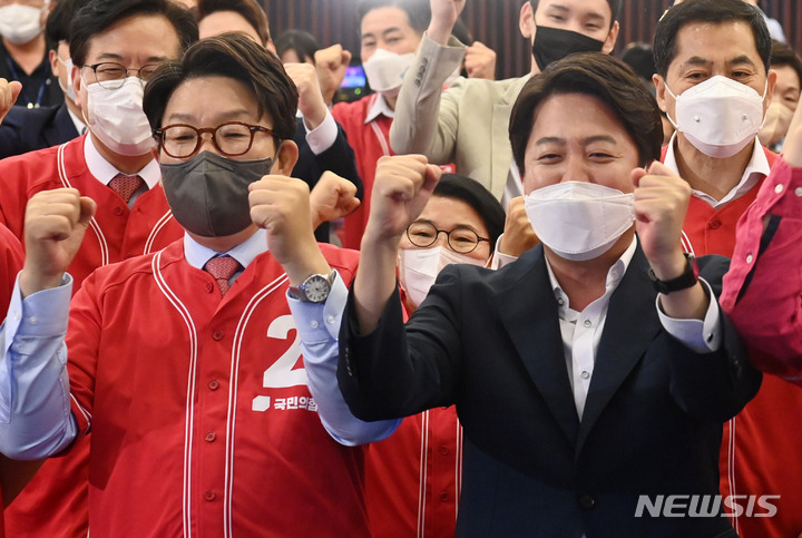 [서울=뉴시스] 김선웅 기자 = 1일 서울 여의도 국회도서관에 마련된 ‘국민의힘 제8회 지방선거 개표상황실’에서 이준석 상임선대위원장과 권성동 공동선대위원장 등 참석자들이 출구조사 결과를 보며 환호하고 있다. (공동취재사진) 2022.06.01. photo@newsis.com