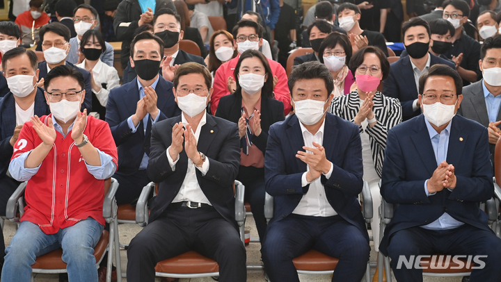 [수원=뉴시스] 경기사진공동취재단 = 제8회 전국동시지방선거일인 1일 오후 경기도 수원시 장안구 국민의힘 경기도당에서 김은혜 경기도지사 후보 캠프 선대위 관계자들이 방송 3사 출구조사 발표를 지켜보고 있다. 2022.06.01. photo@newsis.com
