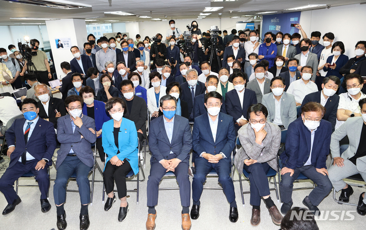 [수원=뉴시스] 경기사진공동취재단 = 제8회 전국동시지방선거일인 1일 오후 경기도 수원시 팔달구 더불어민주당 경기도당에서 김동연 경기도지사 후보 캠프 선대위 관계자들이 방송 3사 출구조사 발표를 지켜보고 있다. 2022.06.01. photo@newsis.com