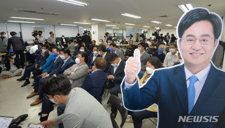 [수원=뉴시스] 경기사진공동취재단 = 제8회 전국동시지방선거일인 1일 오후 경기도 수원시 팔달구 더불어민주당 경기도당에서 김동연 경기도지사 후보 캠프 선대위 관계자들이 방송 3사 출구조사 발표를 지켜보고 있다. 2022.06.01. photo@newsis.com