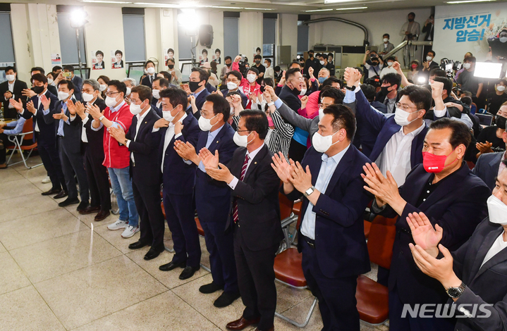 [수원=뉴시스] 경기사진공동취재단 = 제8회 전국동시지방선거일인 1일 오후 경기도 수원시 장안구 국민의힘 경기도당에서 김은혜 경기도지사 후보 캠프 선대위 관계자들이 방송 3사 출구조사 발표를 지켜보고 있다. 2022.06.01. photo@newsis.com