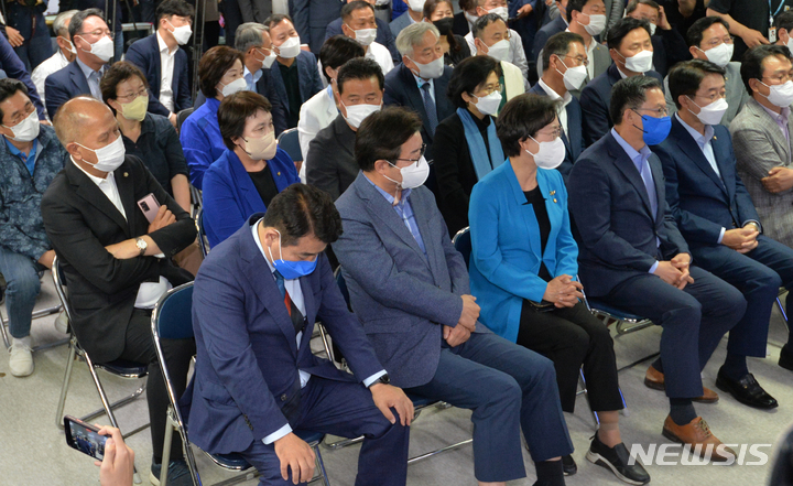 [수원=뉴시스] 경기사진공동취재단 = 제8회 전국동시지방선거일인 1일 오후 경기도 수원시 팔달구 더불어민주당 경기도당에서 김동연 경기도지사 후보 캠프 선대위 관계자들이 방송 3사 출구조사 발표를 지켜보고 있다. 2022.06.01. photo@newsis.com