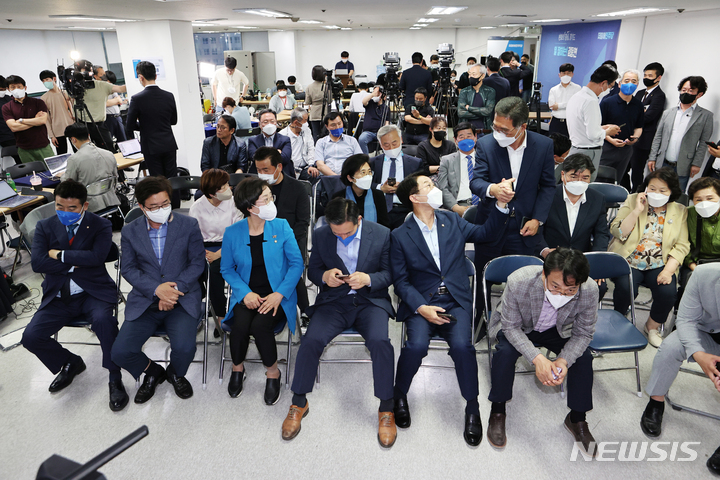 [수원=뉴시스] 경기사진공동취재단 = 제8회 전국동시지방선거일인 1일 오후 경기도 수원시 팔달구 더불어민주당 경기도당에서 김동연 경기도지사 후보 캠프 선대위 관계자들이 방송 3사 출구조사 발표를 지켜보고 있다. 2022.06.01. photo@newsis.com