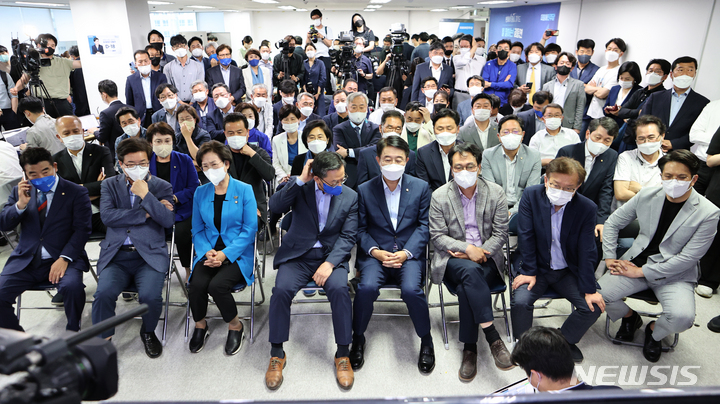 [수원=뉴시스] 경기사진공동취재단 = 제8회 전국동시지방선거일인 1일 오후 경기도 수원시 팔달구 더불어민주당 경기도당에서 김동연 경기도지사 후보 캠프 선대위 관계자들이 방송 3사 출구조사 발표를 지켜보고 있다. 2022.06.01. photo@newsis.com