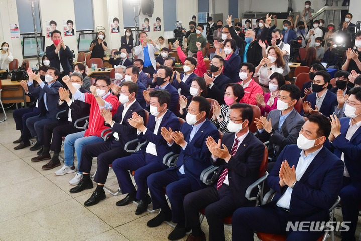 [수원=뉴시스] 경기사진공동취재단 = 제8회 전국동시지방선거일인 1일 오후 경기도 수원시 장안구 국민의힘 경기도당에서 김은혜 경기도지사 후보 캠프 선대위 관계자들이 방송 3사 출구조사 발표를 지켜보고 있다. 2022.06.01. photo@newsis.com