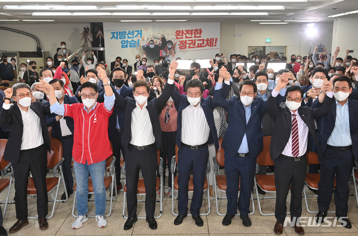 [수원=뉴시스] 경기사진공동취재단 = 제8회 전국동시지방선거일인 1일 오후 경기도 수원시 장안구 국민의힘 경기도당에서 김은혜 경기도지사 후보 캠프 선대위 관계자들이 방송 3사 출구조사 발표를 지켜보며 환호하고 있다. 2022.06.01. photo@newsis.com