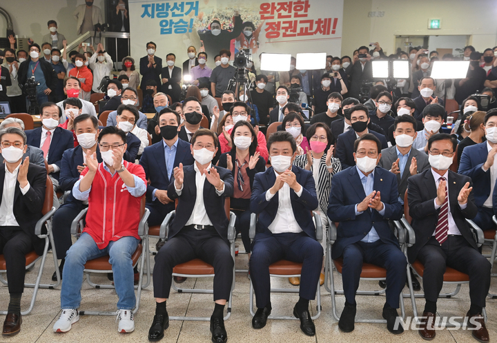 [수원=뉴시스] 경기사진공동취재단 = 제8회 전국동시지방선거일인 1일 오후 경기도 수원시 장안구 국민의힘 경기도당에서 김은혜 경기도지사 후보 캠프 선대위 관계자들이 방송 3사 출구조사 발표를 지켜보고 있다. 2022.06.01. photo@newsis.com