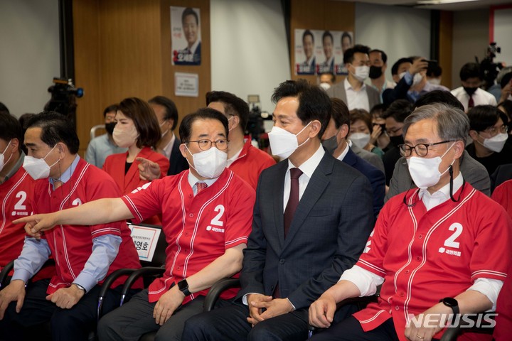 [서울=뉴시스] 국회사진기자단 = 6.1 전국지방선거에서 서울시장후보로 출마한 국민의힘 오세훈 서울시장후보가 프레스센터에 마련된 캠프에서 출구조사결과를 시청하고 있다. 2022.06.01. photo@newsis.com