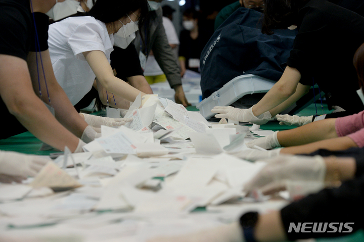 [광주=뉴시스] 김혜인 기자 = 제 8회 전국동시지방선거가 치러진 1일 오후 광주 동구 전남여자고등학교 체육관에서 선거관리위원회 주관으로 개표가 진행되고 있다. 2022.06.01.hyein0342@newsis.com