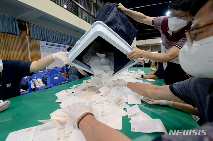 제8회 전국동시지방선거 개표 모습. 2022.06.01.hyein0342@newsis.com