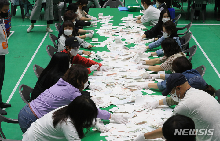 [서귀포=뉴시스] 우장호 기자 = 제8회 전국동시지방선거일인 지난 1일 오후 제주 서귀포시 강창학종합경기장 내 올림픽기념국민생활관에 마련된 개표소에서 선거사무원들이 개표를 진행하고 있다. 2022.06.01. woo1223@newsis.com