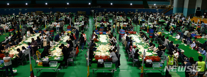 [전주=뉴시스] 김얼 기자 = 제8회 전국동시지방선거 투표일인 지난 1일 전북 전주시 덕진구 화산체육관에 마련된 개표소에서 투표사무원들이 개표작업을 하고 있다. 2022.06.01. pmkeul@newsis.com