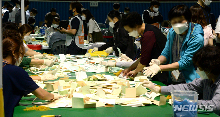 [전주=뉴시스] 김얼 기자 = 제8회 전국동시지방선거 투표일인 1일 전북 전주시 덕진구 화산체육관에 마련된 개표소에서 투표사무원들이 개표작업을 하고 있다. 2022.06.01. pmkeul@newsis.com