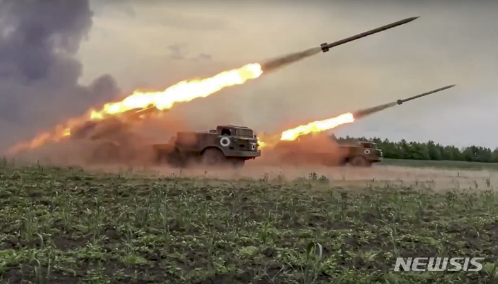 [우크라이나=AP/뉴시스]=러시아군이 1일(현지시간) 우크라이나에서 다연장 로켓포를 발사 중인 모습. 사진을 공개한 러시아 국방부는 해당 장소가 어디인지는 밝히지 않았다. 2022.06.01.photo@newsis.com