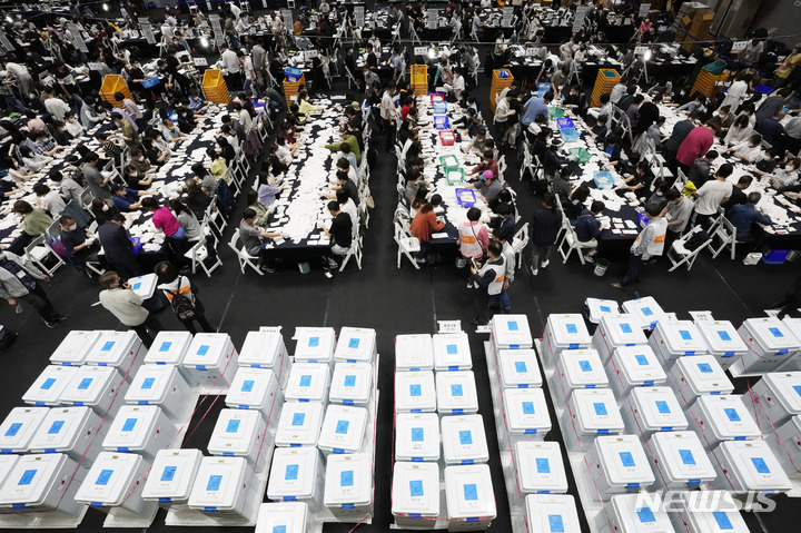 부산 국민의힘, 16개 기초단체장·42석 시의회 ‘싹쓸이’